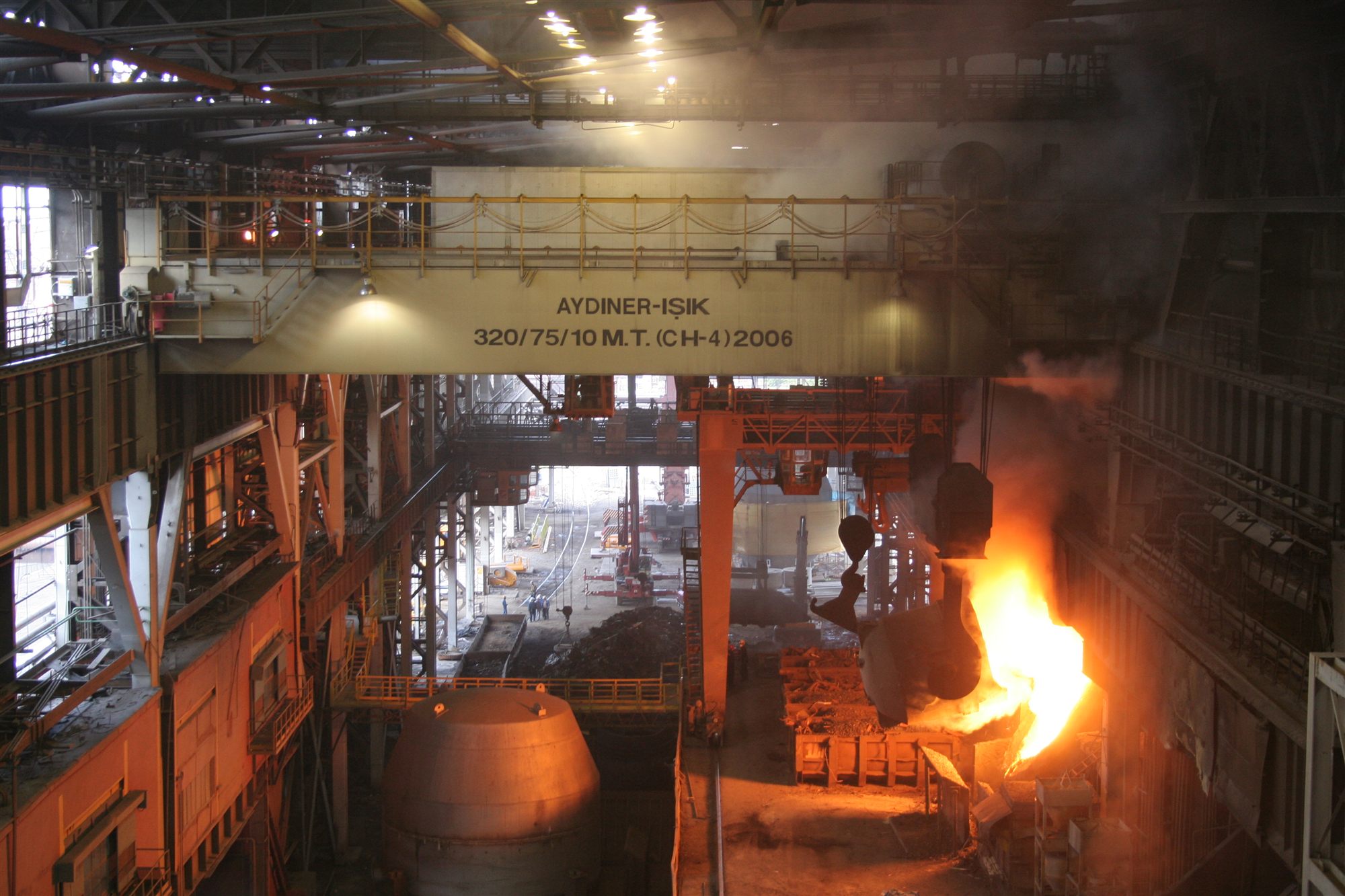 320 t teeming crane over a steel meltshop