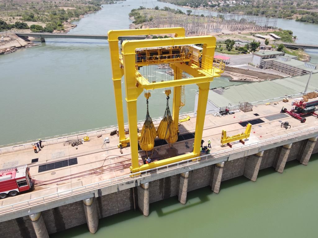 Spillway gantry crane on a dam during load testing
