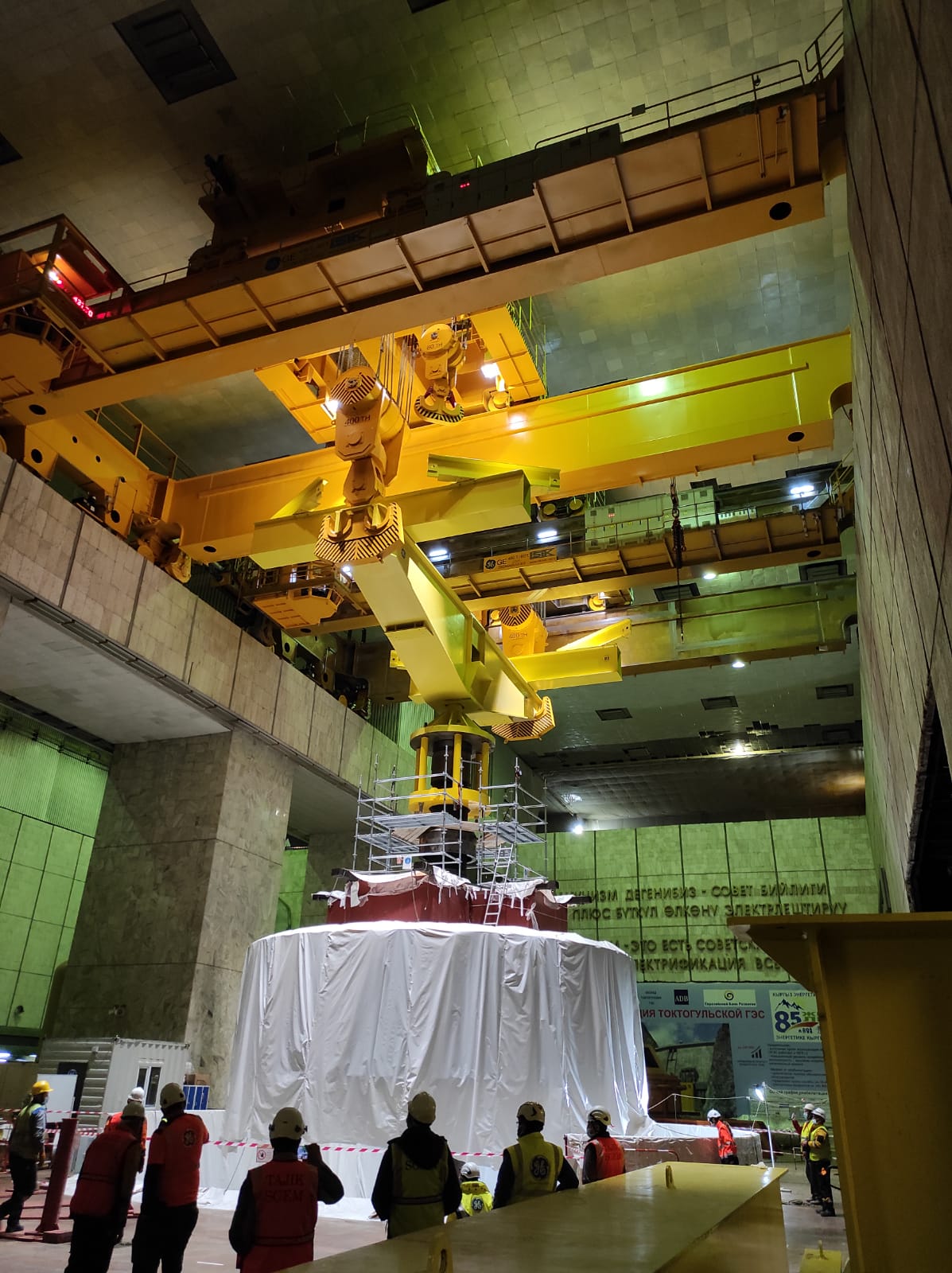 Powerhouse crane lifting a turbine rotor