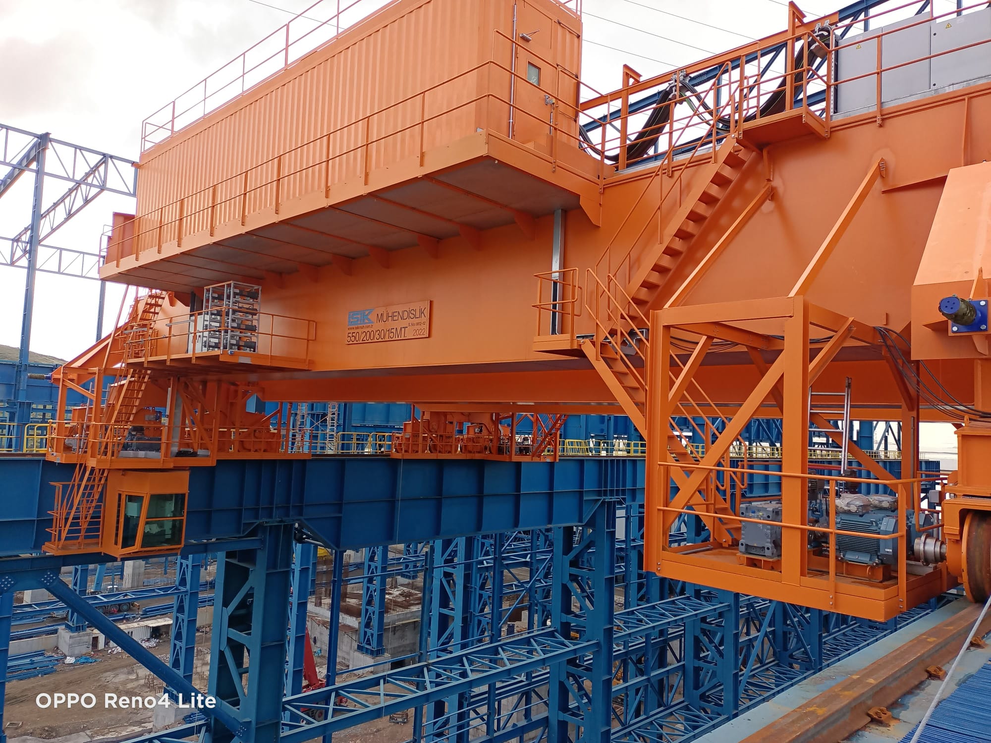 Heavy crane structure under construction